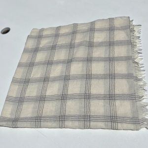 Banana republic scarf very light weight and in excellent condition!!